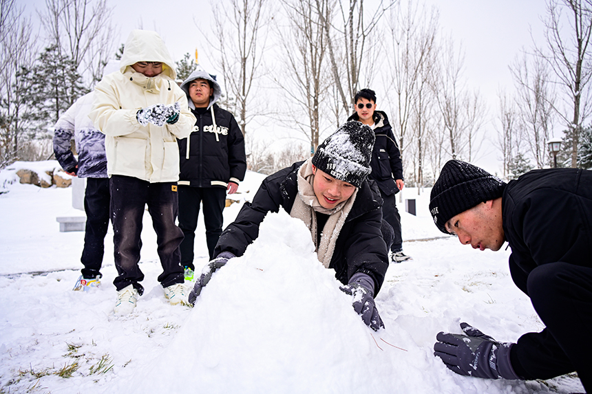 市民來到公園，堆起雪人，享受雪后的樂趣。胡忠攝